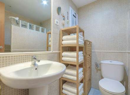 Pis lluminós amb vista al mar al Far de Roses18