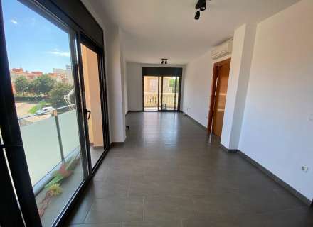 Apartament modern amb piscina comunitària i plaça d'aparcament.18