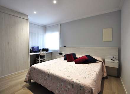 Gran casa amb piscina, garatge en un solar cantoner en zona tranquil·la.17