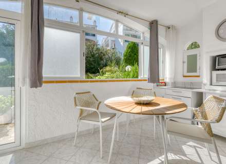 Vous recherchez un endroit paisible à Roses, proche de la nature et réunissant tout le confort nécessaire pour en profiter tout au long de l'année ? Cet appartement mérite votre attention.9