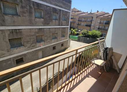 Studio à vendre à Figueres avec place de parking incluse, idéal pour les investisseurs.8