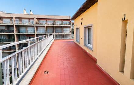 A penthouse with an 83 m² terrace right in the center of figueres is a unique opportunity!