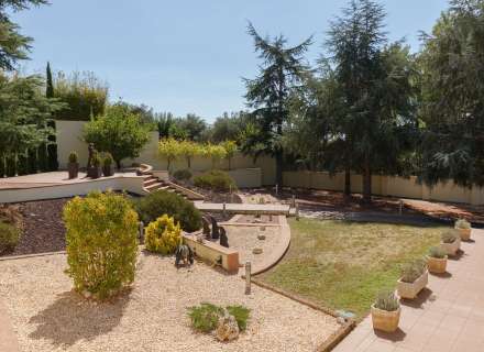 Magnifique maison moderne à Pau, située dans un quartier calme et privé de la Costa Brava.10