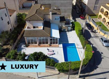 Gran casa amb piscina, garatge en un solar cantoner en zona tranquil·la.0