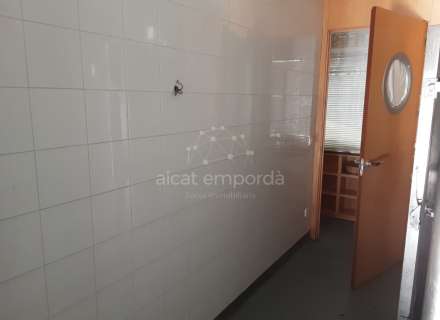 Carnicería totalmente equipada en la calle más comercial del Puerto de Llançà.6