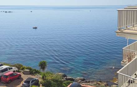 Pis lluminós amb vista al mar al far de roses
