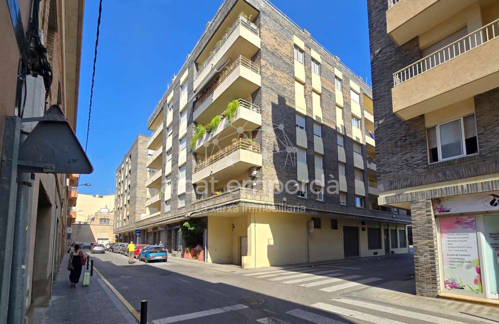 Oportunidad plaza de aparcamiento en venta en el centro de Figueres0