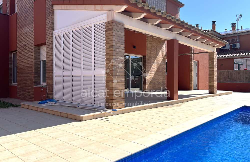 Excellente maison avec piscine privée dans un quartier très calme de Sant Pere Pescador.44