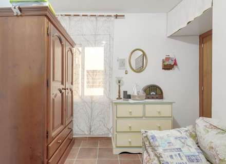 Pis lluminós amb vista al mar al Far de Roses16