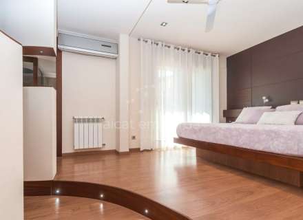 Fantàstica casa moderna amb piscina, cuina exterior ia poca distància a peu de la platja.11