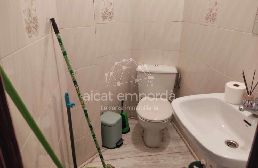 Oportunitat de local comercial a prop del mercat de Roses.4