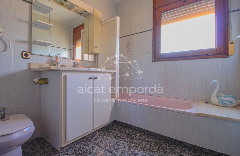 Casa cantonera amb gran terrassa i garatge a Cabanes25