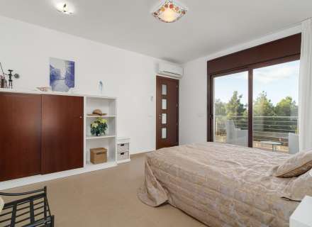 Magnifique maison moderne à Pau, située dans un quartier calme et privé de la Costa Brava.37