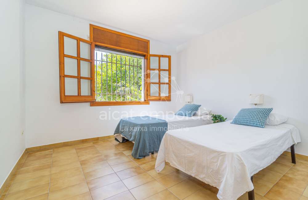 Maison/villa individuelle de style rustique, située à Bon Relax, à Sant Pere Pescador, à 1 km de la mer.27