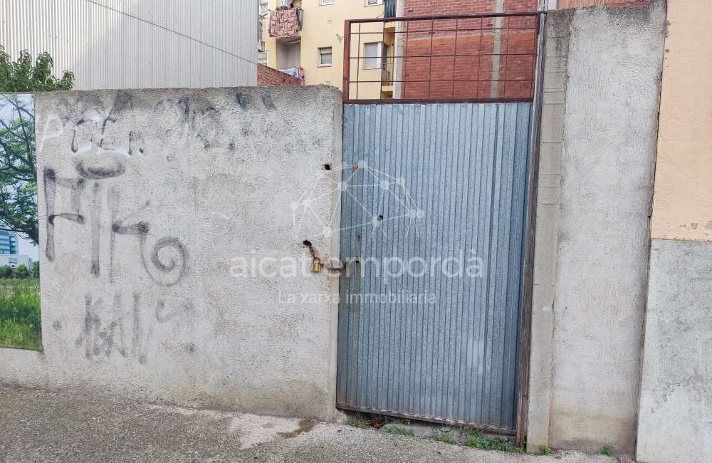Venta de terreno para construir un edificio en Figueres.0
