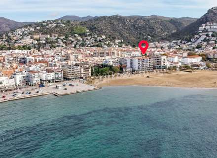 Apartment on the seafront. Avda De Rhodes6