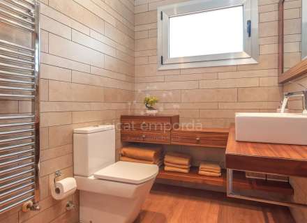 Fantàstica casa moderna amb piscina, cuina exterior ia poca distància a peu de la platja.8