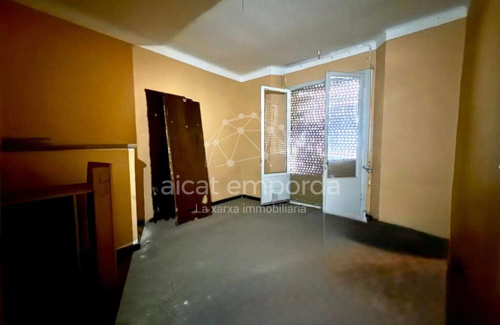 Edifici cèntric en venda a Figueres.6