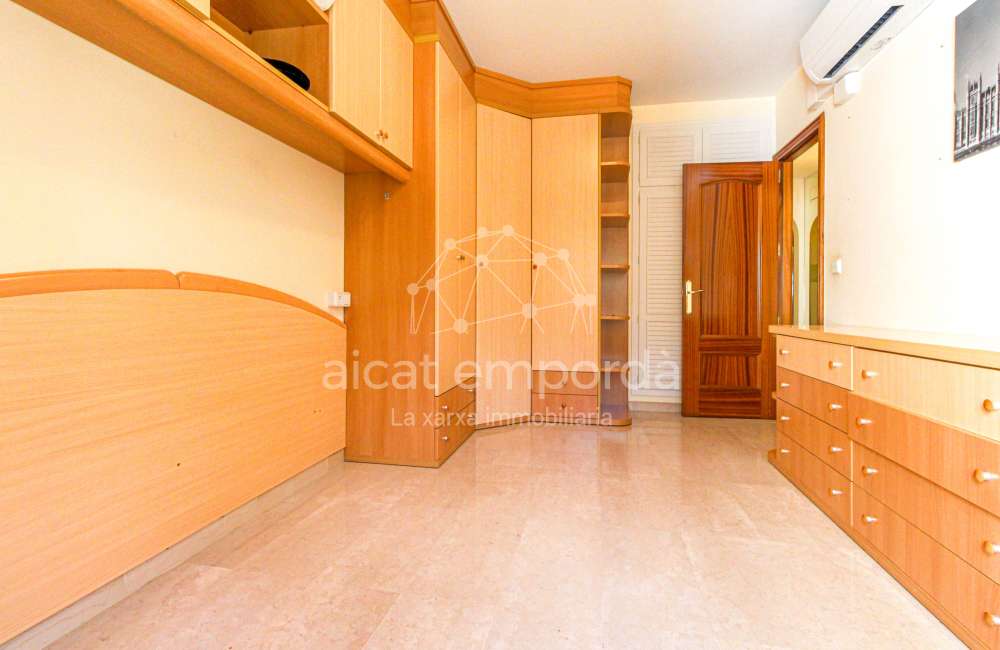 ¿Buscas una casa en Figueres con dos viviendas independientes?25