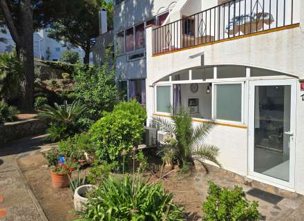 Vous recherchez un endroit paisible à Roses, proche de la nature et réunissant tout le confort nécessaire pour en profiter tout au long de l'année ? Cet appartement mérite votre attention.15