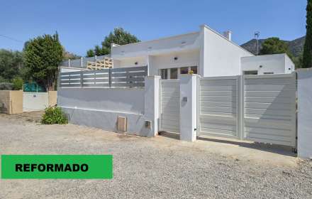 Casa totalmente reformada en agradable urbanización de roses.