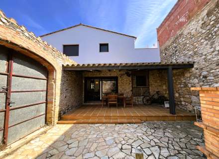 Maison moderne avec jardin et fort potentiel à Pontós.17