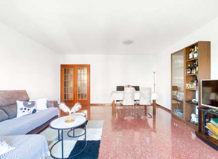 En la Plaza Creu de la Mà. Alquilado hasta Febrero de 2028. .1