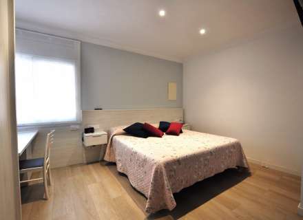 Gran casa amb piscina, garatge en un solar cantoner en zona tranquil·la.20