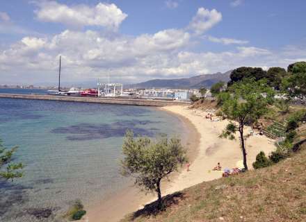 Pis lluminós amb vista al mar al Far de Roses26