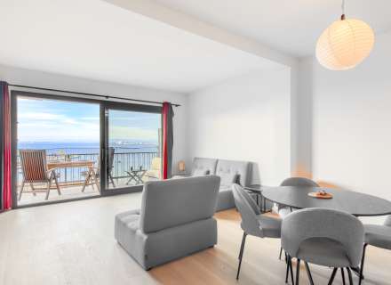 Apartment on the seafront. Avda De Rhodes13