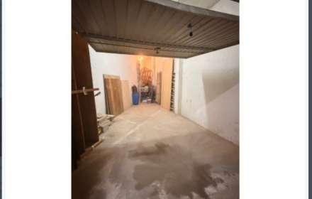 Enclosed garage with a 23 m² storage room in the center of torroella de montgrí.