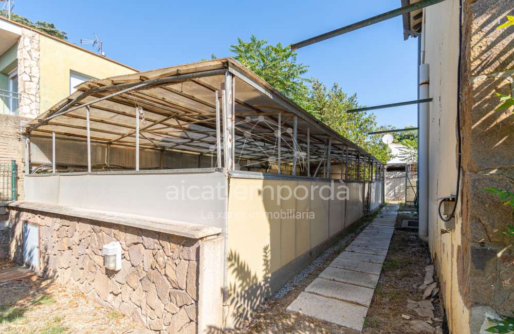 Maison/villa individuelle de style rustique, située à Bon Relax, à Sant Pere Pescador, à 1 km de la mer.53