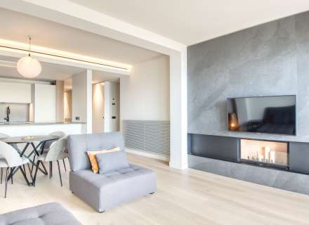 Apartment on the seafront. Avda De Rhodes16