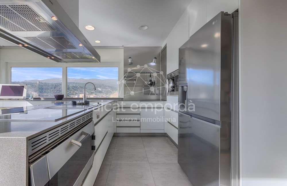 Casa de alto standing en La Jonquera: lujo entre montañas con piscina privada climatizada y vistas espectaculares16