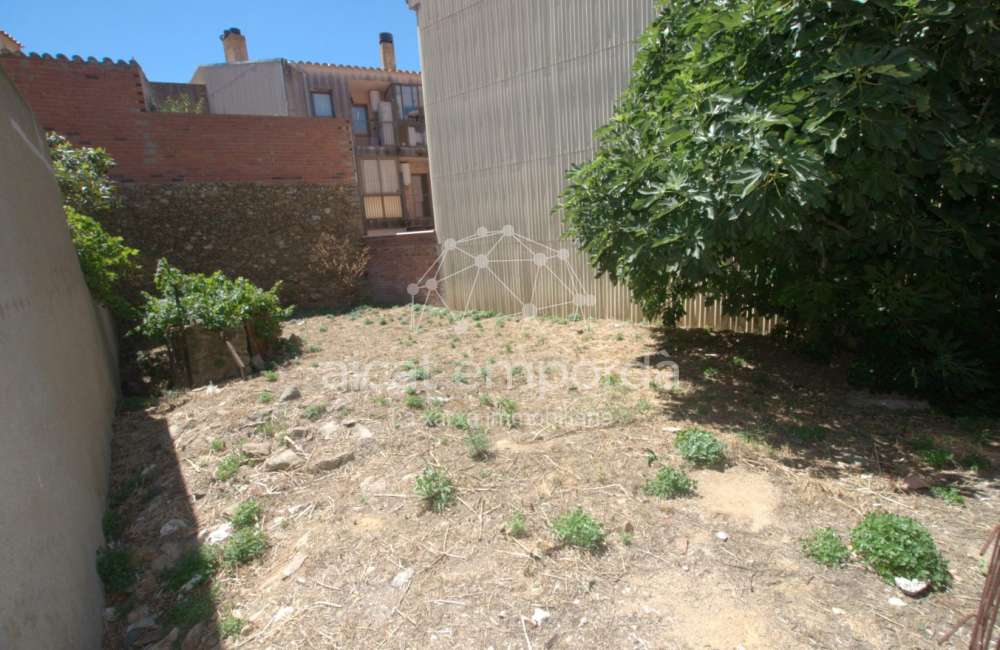 Construeix la teva nova casa en un poble rústic a només uns minuts de la platja!17