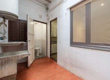 Building for sale in the pedestrian and commercial center of Figueres with high investment potential.35