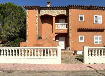 Pis de dues habitacions totalment exterior a Torroella de Fluvià, alt Empordà.0