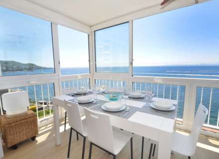 BAIXADA DE PREU! Impressionant apartament amb vistes panoràmiques al mar, reformat, aparcament inclòs. Una visita obligada!2