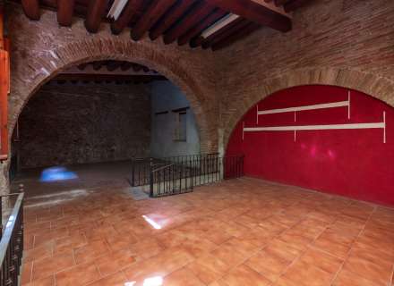 Building for sale in the pedestrian and commercial center of Figueres with high investment potential.14