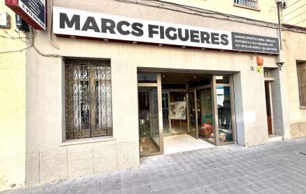 ¡oportunidad única en figueres! local comercial con negocio consolidado en funcionamiento .