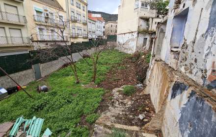 Solar urbano en el centro del municipio