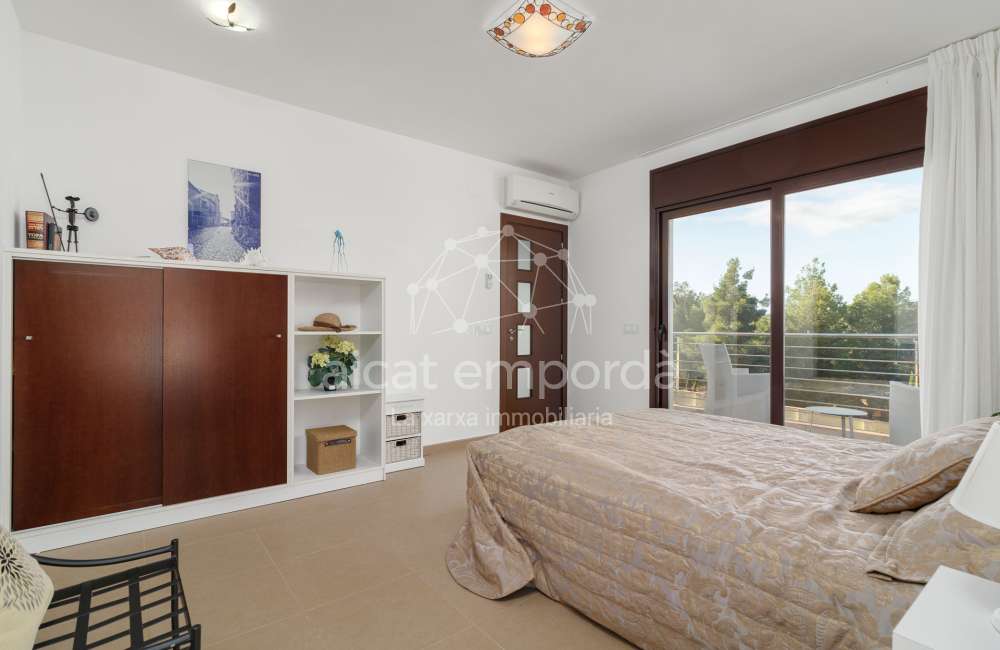 Magnífica casa moderna en Pau, ubicada en una zona tranquila y privada de la Costa Brava.37