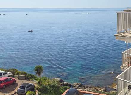Pis lluminós amb vista al mar al Far de Roses0