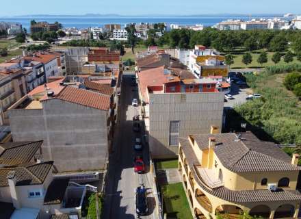 Gran casa amb piscina, garatge en un solar cantoner en zona tranquil·la.49