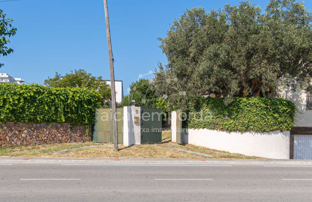 Maison/villa individuelle de style rustique, située à Bon Relax, à Sant Pere Pescador, à 1 km de la mer.55