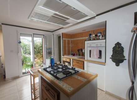 Casa amb jardí i dos apartaments.3