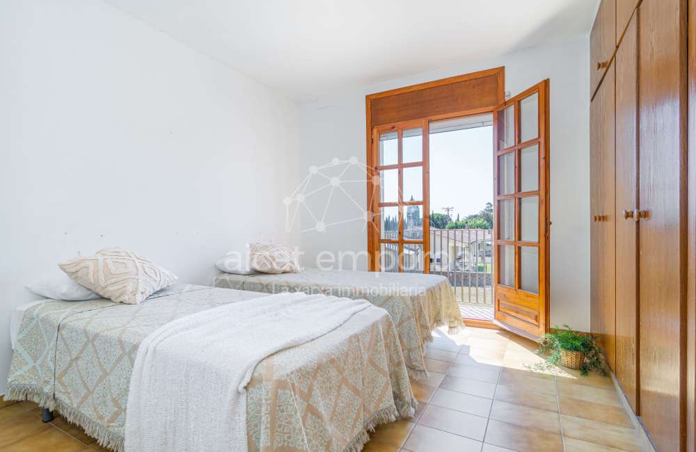 Maison/villa individuelle de style rustique, située à Bon Relax, à Sant Pere Pescador, à 1 km de la mer.32