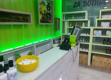 Oportunitat de local comercial a prop del mercat de Roses.1