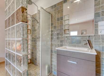 Gran apartament de 3 dormitoris amb boniques vistes a la muntanya a minuts de la platja.20