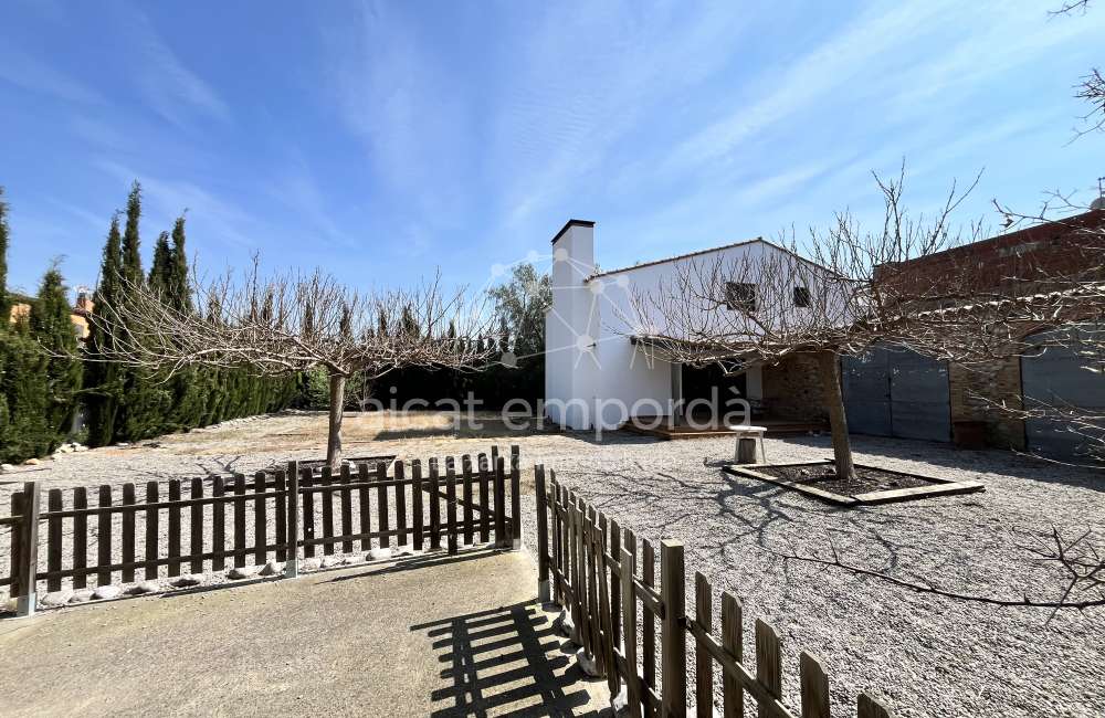 Maison moderne avec jardin et fort potentiel à Pontós.0